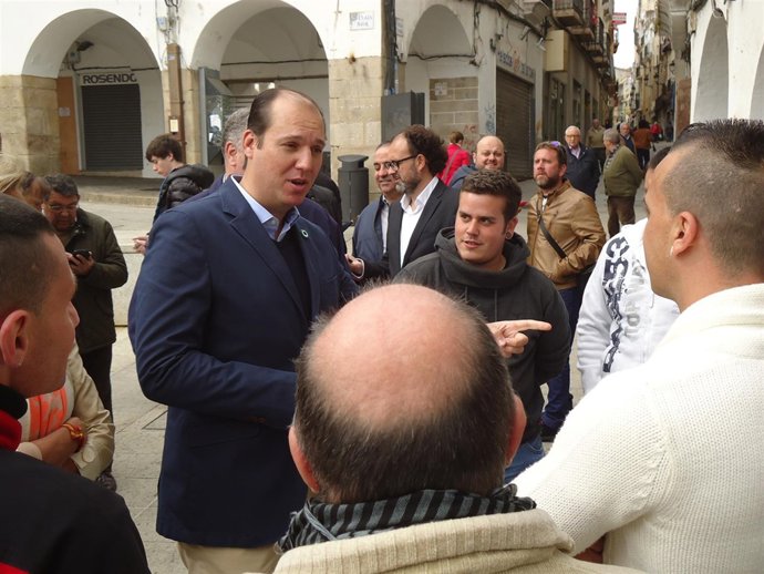 Carrón visita el casco histórico de Cáceres con presos