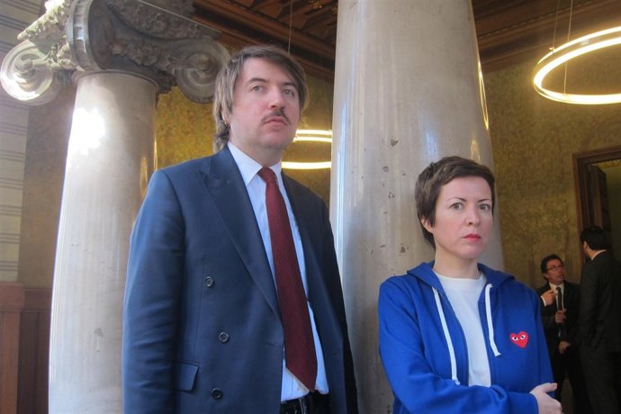 El cineasta Albert Serra y la comisaria Chus Martínez, con A.Susanna (IRL)