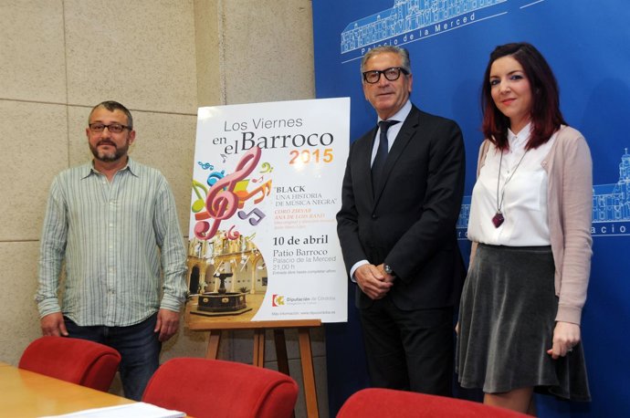 Sáenz-López, Pineda y De Lois junto al cartel del espectáculo