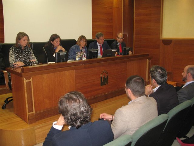 Presentación de las becas para prácticas de la Junta y el Banco Santander.
