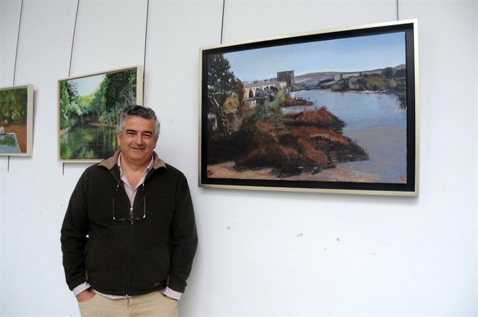 Ignacio Cabrera junto una de sus obras