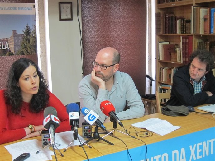 Martiño Noriega, en el centro, junto a los números 2 y 3 de Compostela Aberta