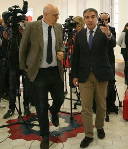 El presidente de la diputaciónde málaga elías bendodo con salomón castiel