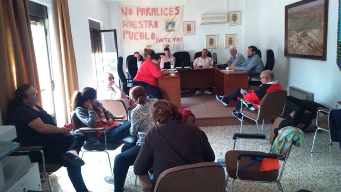 Vecinos encerrados en el salón de plenos de Espeluy