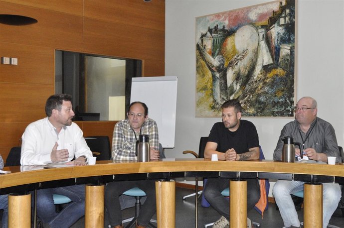 El presidente de CHA, José Luis Soro, con sindicalistas de Endesa.