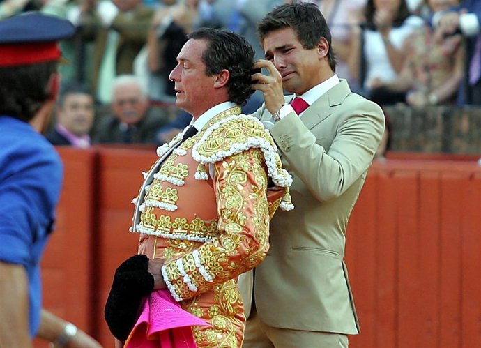 Jose Maria Manzanares padre con Jose Mari  hijo llorando al cortarle la coleta