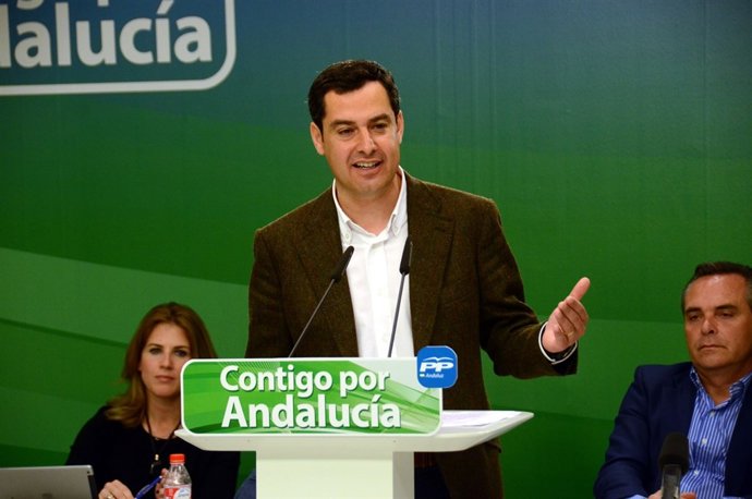 Juanma Moreno ante el Consejo de Alcaldes del PP de Sevilla