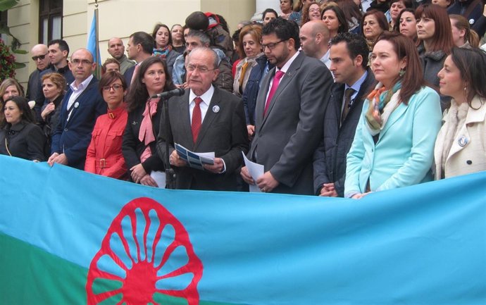 Las autoridades durante el acto por el Día del Pueblo Gitano