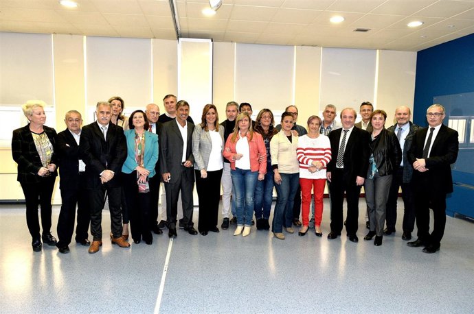 Susana Díaz se reúne con los pacientes de hepatitis C de Andalucía