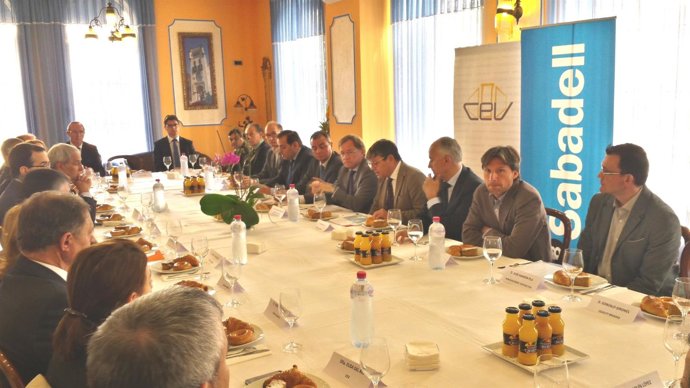 Moragues en un desayuno-coloquio organizado por la CEV