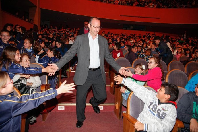 El alcalde saluda a los escolares participantes en el desayuno saludable