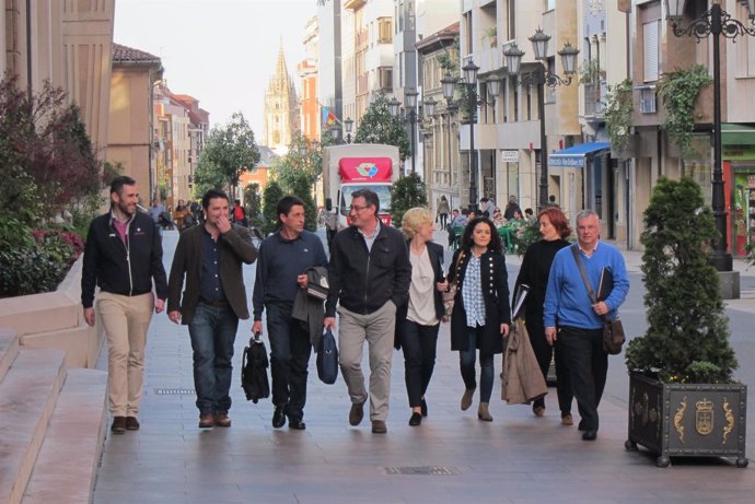 Ignacio Prendes, en el centro, a su llegada a la asamblea