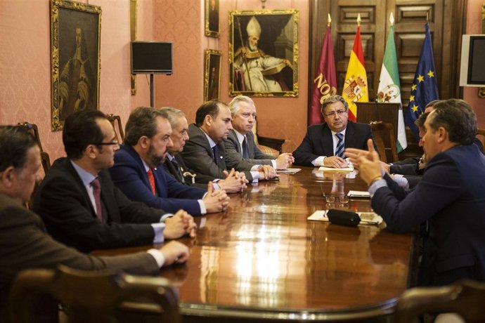 Reunión del alcalde con los hermanos mayores.