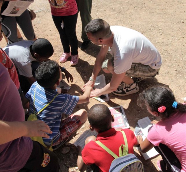 Niños en un campamento colonias verano actividades menores pequeños