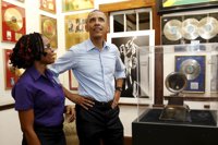 Obama, como un fan más en la casa de Bob Marley: "Tengo todos sus discos"