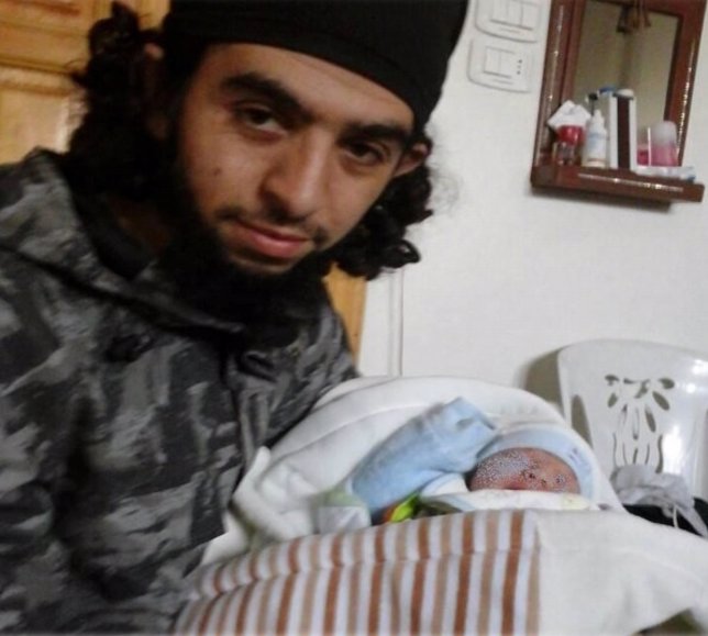 El yihadista 'Kokito Castillejos' posa con su hijo en común con una ceutí