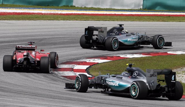 Vettel (Ferrari), entre Hamilton y Rosber (Mercedes) en Malasia