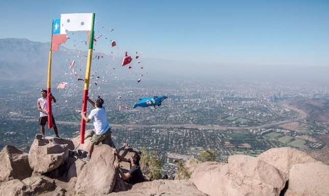 Sebastián Álvarez pasa por la bandera de Chile a 250Km/h sobre un volcán extinto