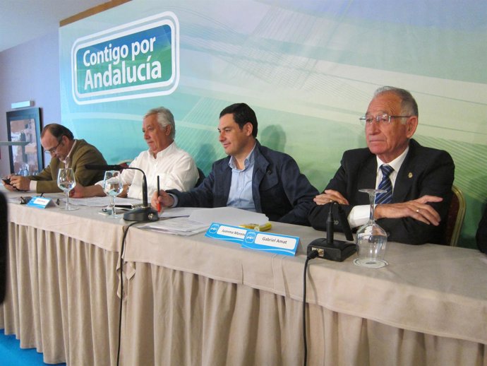 El presidente del PP-A, Juanma Moreno, junto a Arenas y Amat