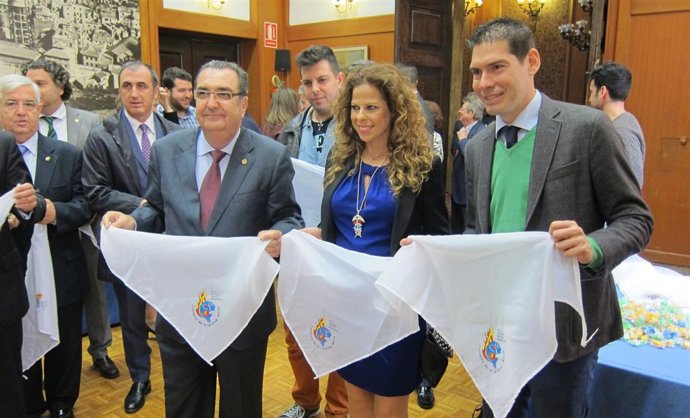 Presidente de sardineros con Pastora Soler y Kike Boned