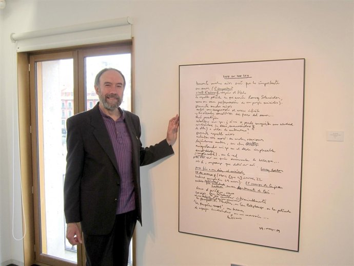 Eduardo Fraile en la Sala de Exposiciones del Zorrilla ante una obra