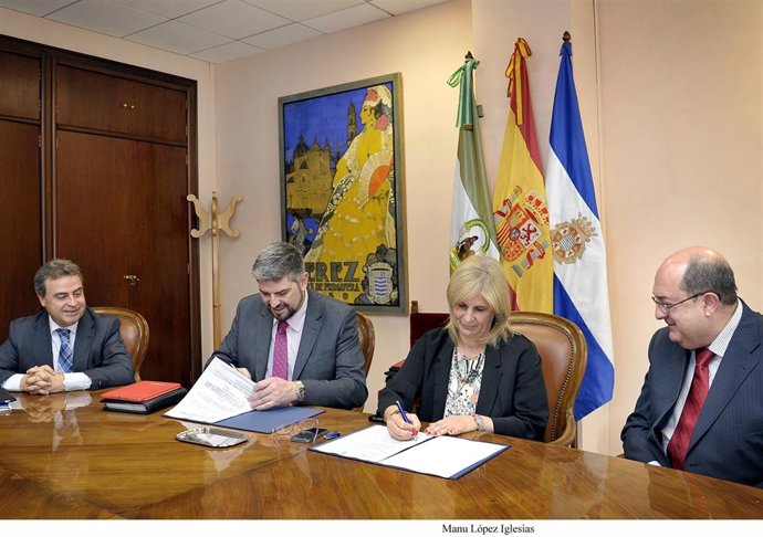 Firma del convenio entre el Ayuntamiento de Jerez e Iberia 