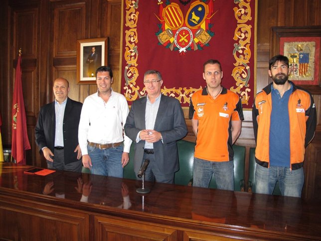 Blasco junto a presidente, entrenador y jugadores del CAI Voleibol Teruel
