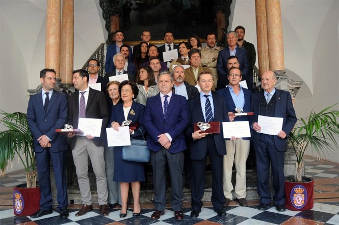 Fuentes (centro) y Criado (izda.) con los premiados