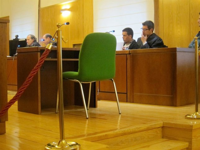 El acusado junto a su letrado en la primera jornada del juicio. 