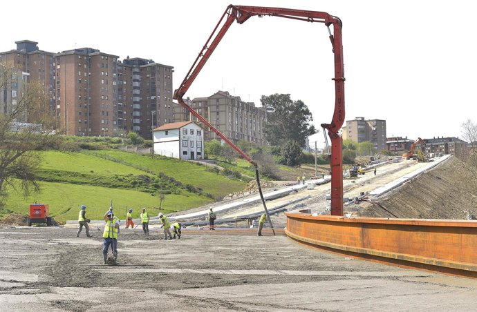 Hormigonado puente S-20-Los Castros. Obras. Construcción. Infraestructuras. Grúa