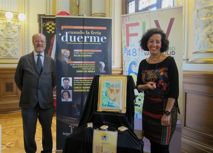 León de la Riva y Mercedes Cantalapiedra ante el dulce elaborado para la Feria