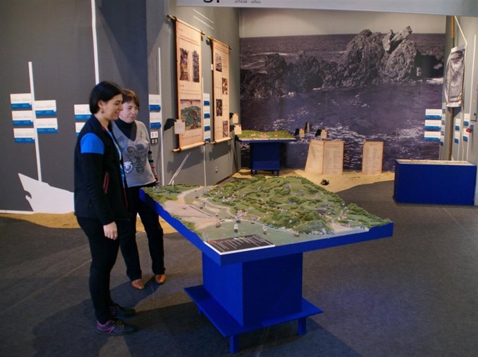 Dos mujeres en una exposición