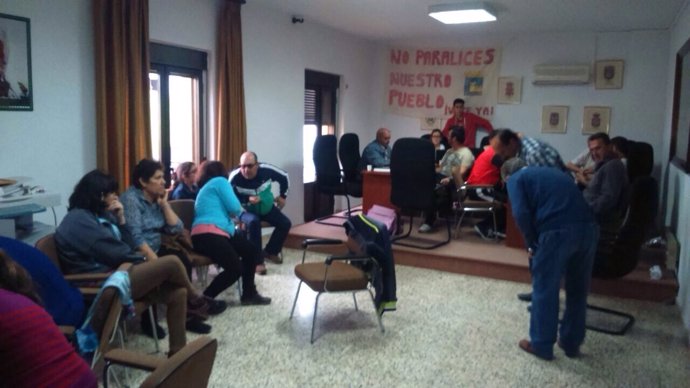 Vecinos encerrados en el salón de plenos de Espeluy (Jaén)