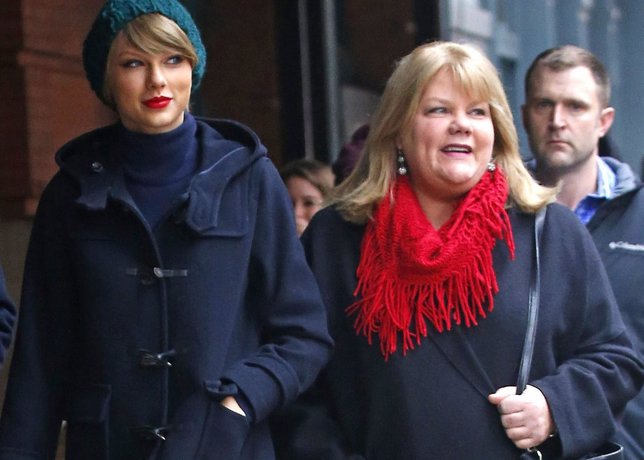Taylor Swift with mother Andrea, brother Austin and father Scott 