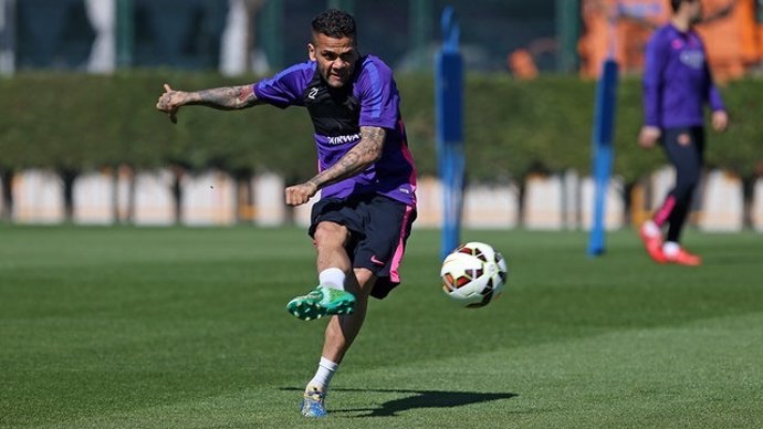 Dani Alves, en un entrenamiento con el FC Barcelona