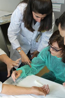 Alergólogos del Reina Sofía tratan a un paciente
