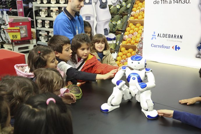 Robot NAO impartiendo talleres de alimentación en Carrefour