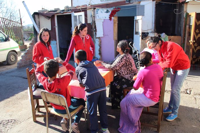 Voluntarias de Cruz Roja intervienen en un asentamiento de inmigrantes
