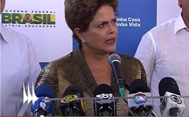Dilma Rousseff  durante entrega de casas do Programa Minha Casa Minha Vida