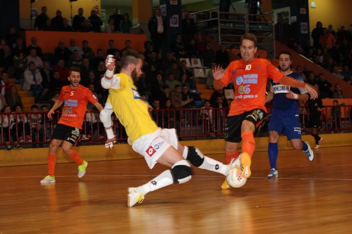 Matamoros, del Burela Pescados Rubén, en el momento de lesionarse