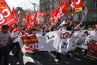 Decenas de miles de personas protestan contra los recortes en Francia