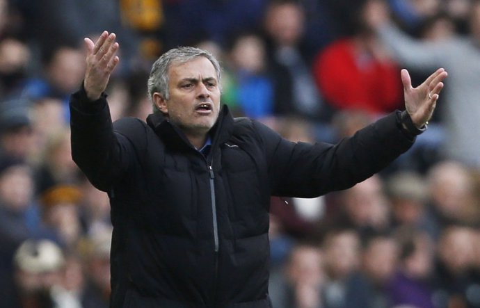 José Mourinho dirige al Chelsea ante el Hull City