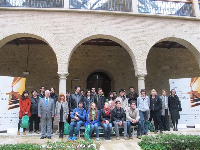 Foto de familia de participantes, autoridades y jurado del Premio Jaén de Piano