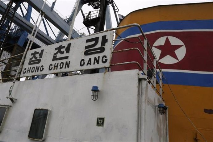 Una vista desde a bordo del barco de bandera norcoreana "Chong Chon Gang" anclad