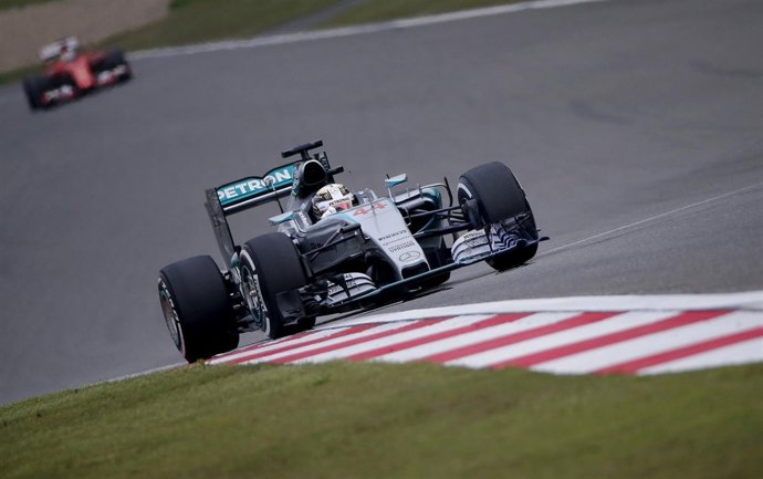 Lewis Hamilton (Mercedes) por delante de Ferrari en China