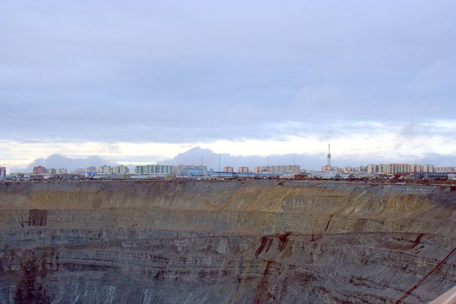 The_city_of_Mirny_with_its_mine.jpg
