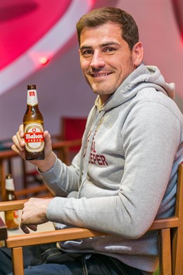 Iker Casillas se bebe una Mahou bien fresquita