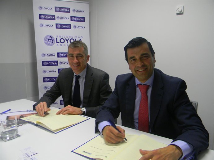 Firma de convenio entre Universidad Loyola Andalucía y Wolters Kluwer