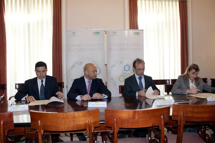 Firma del acuerdo entre Extenda y Cofides