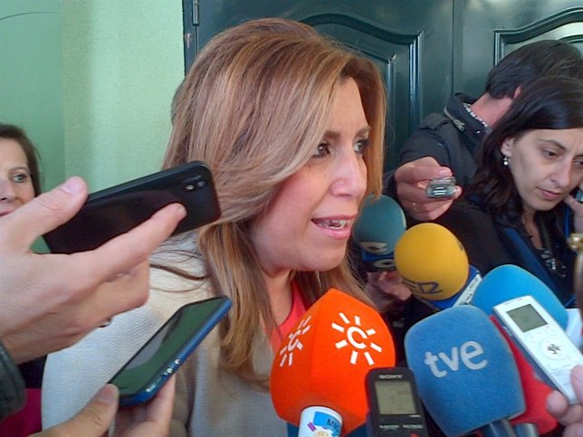 La presidenta Susana Díaz atiende a los periodistas